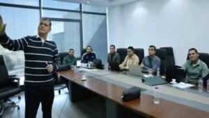 اجتماع أوسكار رويز الفني مع الحكام لمراجعة الحالات المثيرة للجدل